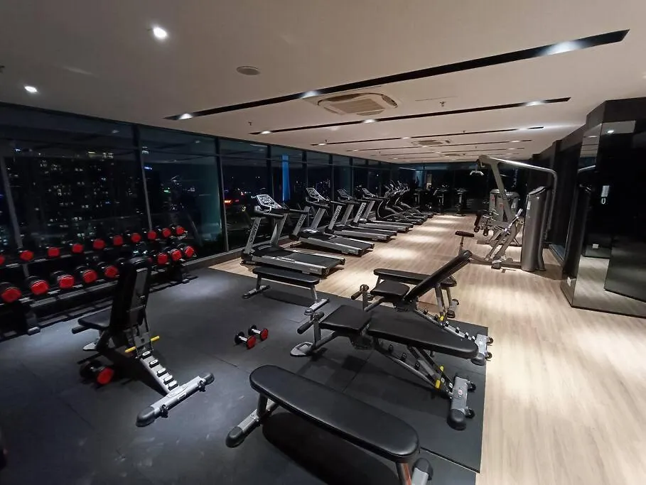 Col 108B Modern Klcc Balcony View & Infinity Pool Apartment Kuala Lumpur